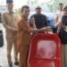 Pemkab Abdya Serahkan 66 Gerobak untuk Pengumpul Batu Putih di Ujong Tanoh