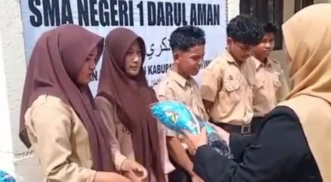 10 Siswa SMAN 1 Darul Aman Terima Apresiasi atas Sikap Rajin, Jujur dan Disiplin