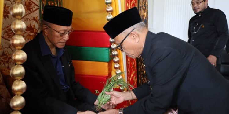 Wali Nanggroe Aceh Disambut Peusijuek Setelah Kembali dari Pengobatan di Malaysia