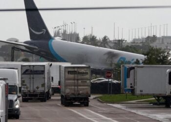 Pesawat Kargo Tergelincir saat Mendarat di Miami AS, 5 Tewas