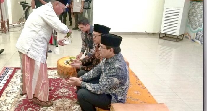 Bupati Aceh Besar Hadiri Peusijuek Dua Rektor di Aceh