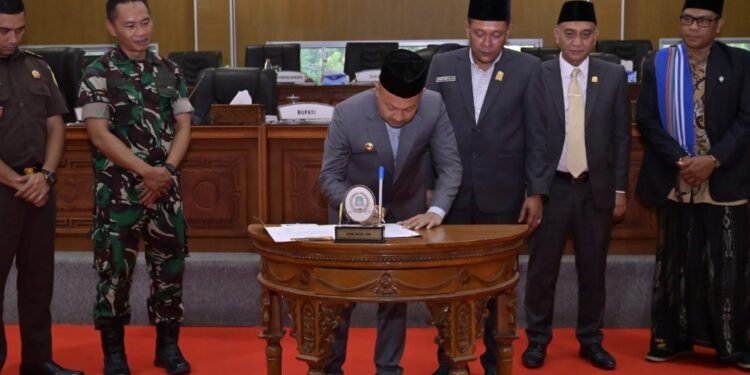 Bupati Aceh Jaya Ikuti Paripurna Perubahan APBK 2026