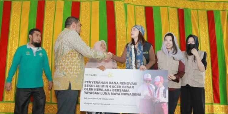 Luna Maya Datang ke Aceh Antar Bantuan Renovasi Madrasah