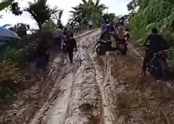 Jalan Lintas Dua Kecamatan Rusak Parah
