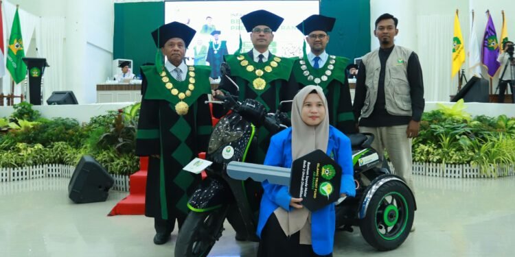 Rektor UIN Ar-Raniry Serahkan Motor Modifikasi untuk Mahasiswa Disabilitas