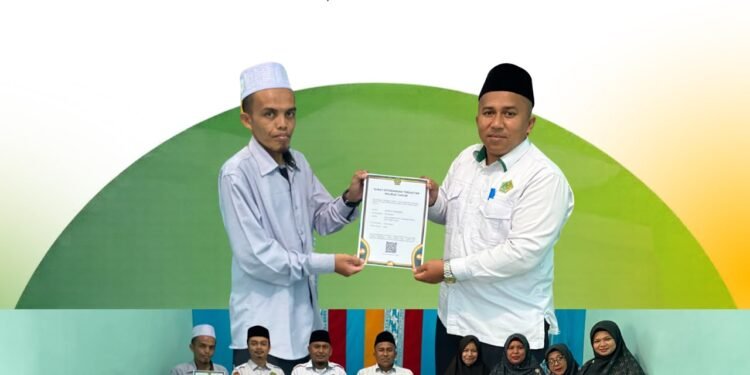 KUA Tangan-Tangan Serahkan 20 SKT Majelis Taklim, Hasil Jemput Bola Penyuluh Agama