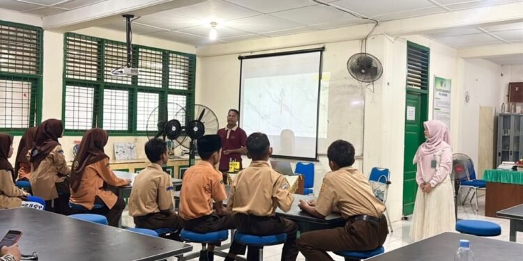 Mahasiswa USK Latih Siswa MTsN 2 Aceh Besar Olah Sampah Jadi Ekobrik