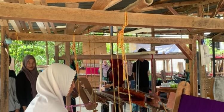 Mahasiswa SKI FAH UIN Ar-Raniry Gelar Kunjungan Edukatif ke Pok Teupeun Songket