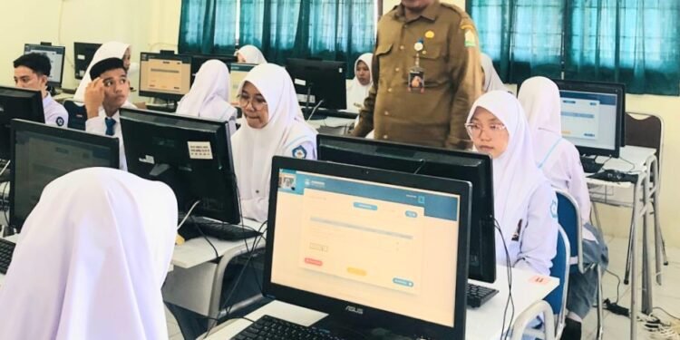 Kacabdisdik Aceh Selatan Pantau Gladi Bersih TKA di SMAN Unggul Tapaktuan, Ini Penyampaiannya