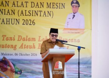 Bupati TRK Serahkan Bantuan 17 Hand Traktor dan 4 Mesin Perontok Padi