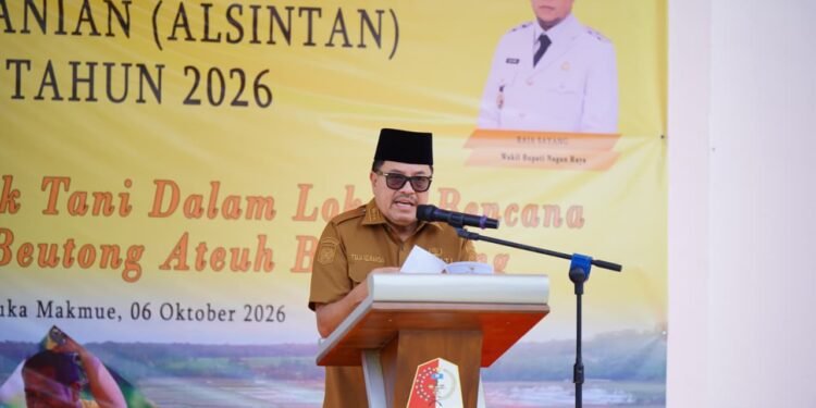 Bupati TRK Serahkan Bantuan 17 Hand Traktor dan 4 Mesin Perontok Padi