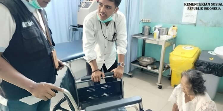 Gerak Cepat, Dinsos Abdya Tangani Nenek Lansia Tanpa Identitas yang Terlantar di Babahrot