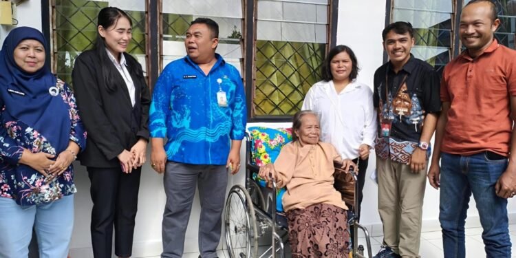 Dinsos Abdya Pulangkan Lansia Terlantar Asal Nias ke Sumut