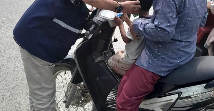 Kabut Asap Karhutla Masuk Pidie Jaya, Dinkes-KB Bergerak Bagikan Masker