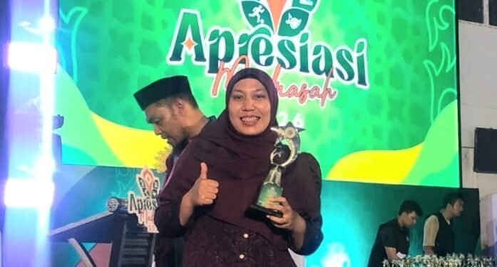 Sri Wahyuni dari MIN 8 Aceh Timur Raih Juara Satu Guru Dedikatif Tingkat Provinsi