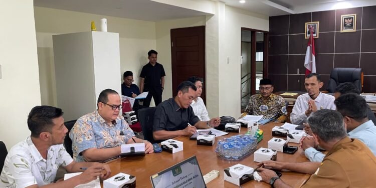 Kantor DPD RI Aceh Dampingi Sudirman Haji Uma Himpun Informasi Pelayanan Publik di Komisi Informasi Aceh