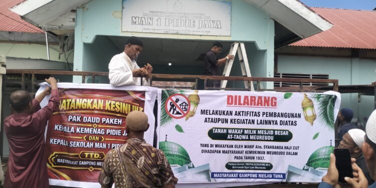 Ohku, Sengketa Tanah Wakaf Memanas, Warga Pasang Spanduk Larangan di MAN 1 Pidie Jaya
