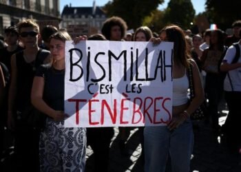 Slogan ‘Bismillah Gelap’ Muncul di Demo Prancis, Dinilai Janggal