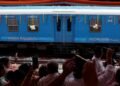Viral Wanita Pakai Jubah Mandi Naik KRL di India