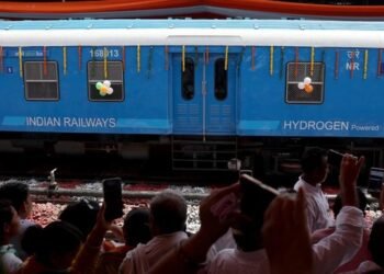 Viral Wanita Pakai Jubah Mandi Naik KRL di India
