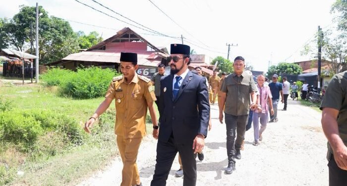 Bupati Al-Farlaky Mulai Aspal Jalan Sungai Raya–Gajah Mentah