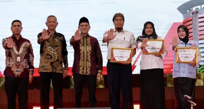 Dek Fadh dan Wakil Ketua KPK Serahkan Penghargaan Desa Antikorupsi kepada 15 Gampong di Aceh